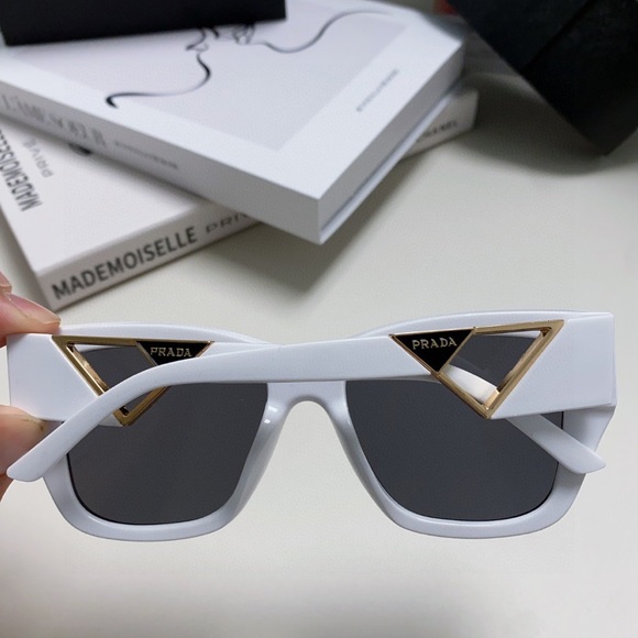 Prada's new white sunglasses - Picture 4 of 7